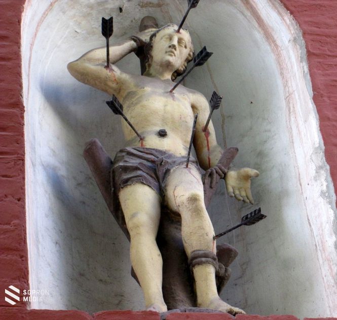 Szent Sebestyén szobra a Gombócvár oromzati fülkéjében