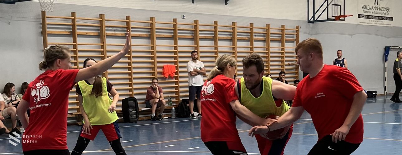 Egy csapatban versengtek a járásbíróság és a börtön munkatársai