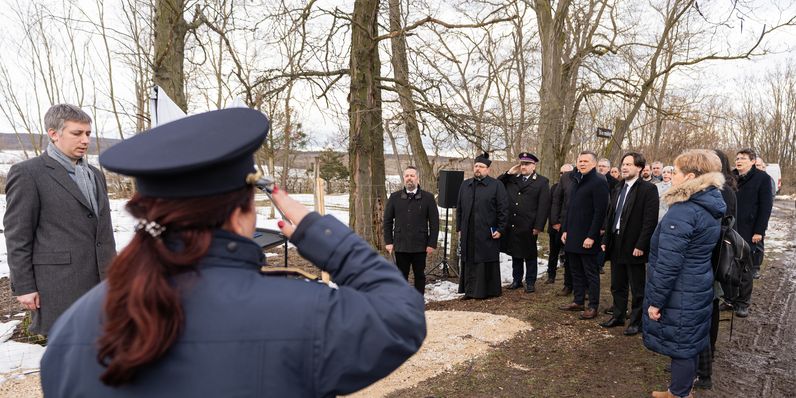 Parcellakő őrzi a mártírok emlékét a kőhidai rabtemetőnél