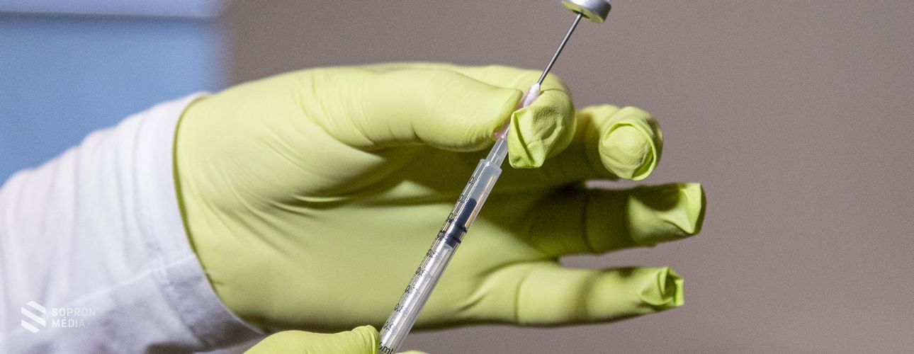 Dömötör: A 16-18 évesek is megkaphatják a vakcinát, ehhez regisztrálniuk kell