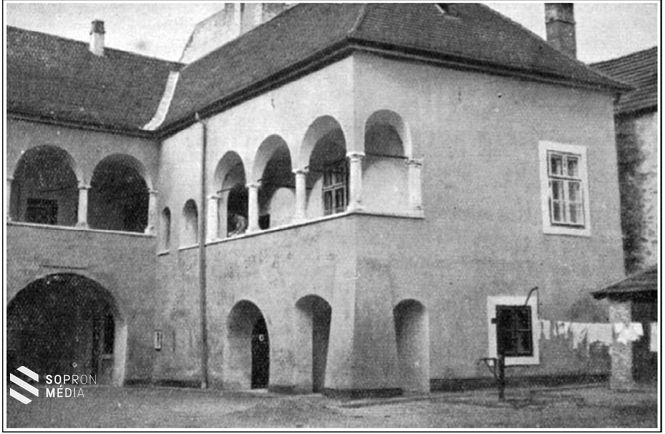 A Várkerület 55. számú ház (Fehér ló) udvari része helyreállítás után. Torma József felvétele 
