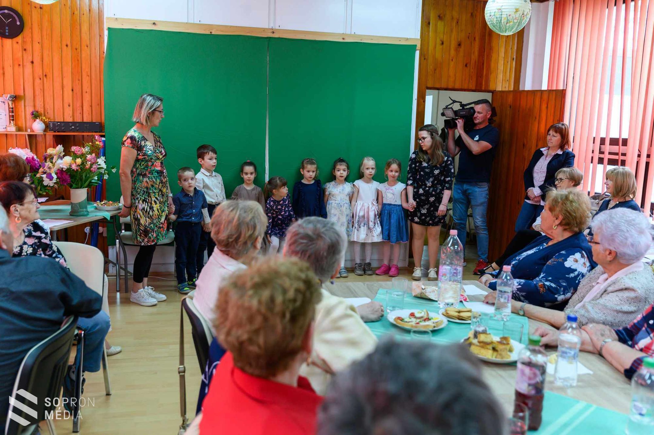 Anyák napi ünnepség a Lővéri Nyugdíjas Klubban