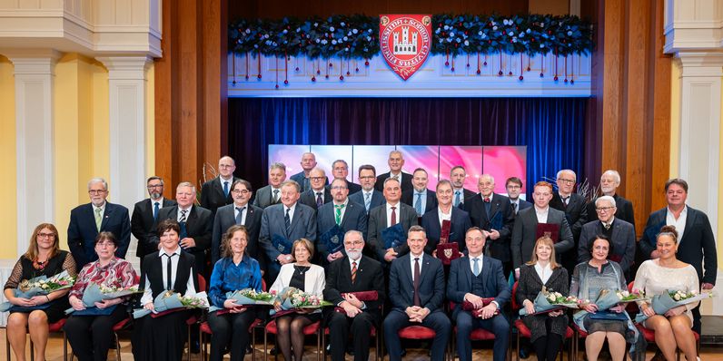 A városi kitüntetések átadásával vette kezdetét a hűségnapi ünnepségsorozat