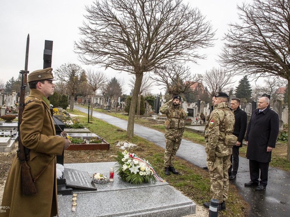 Koszorúzás és emléktábla-avatás a Hűség Napján