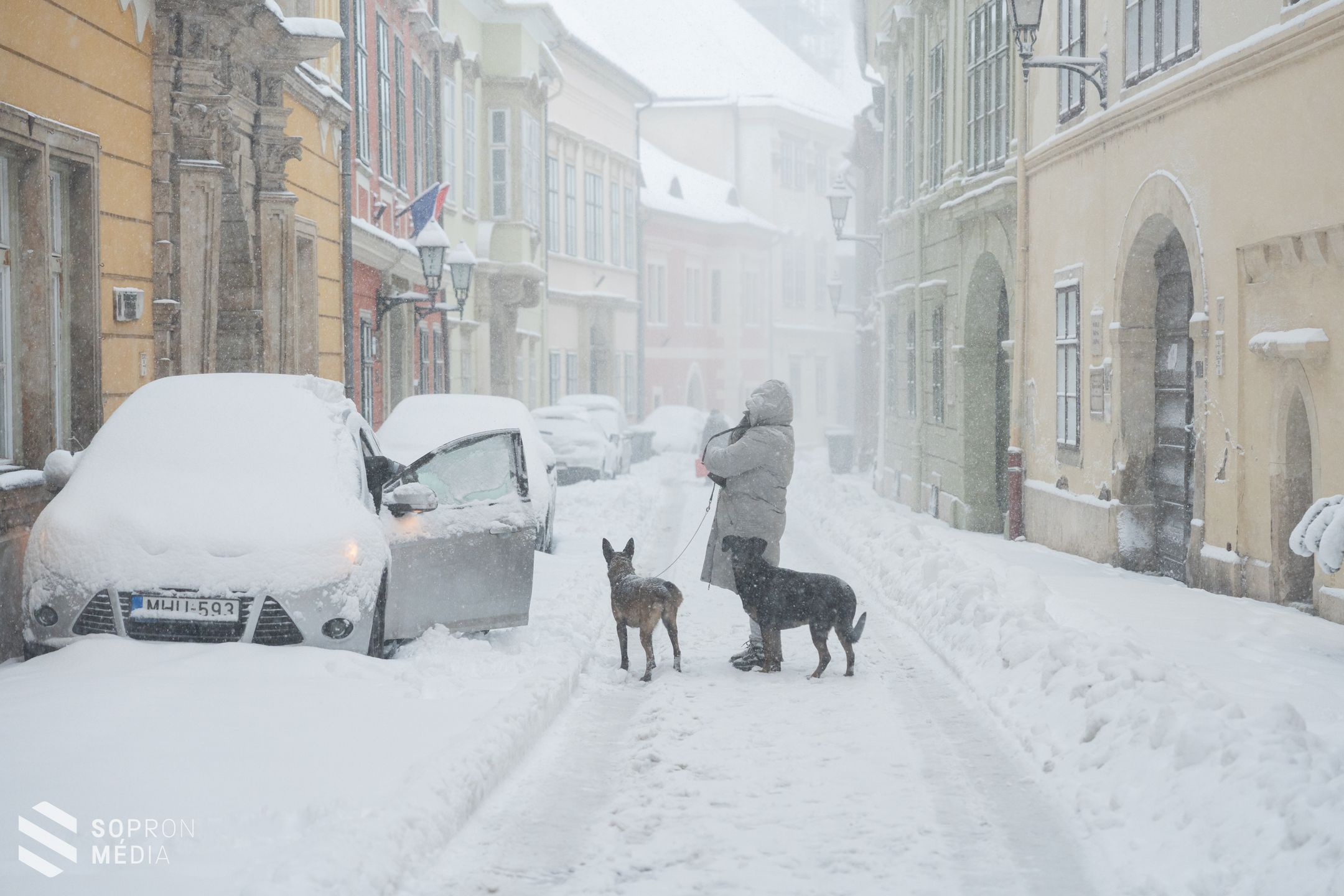 Rendületlenül esik a hó Sopronban