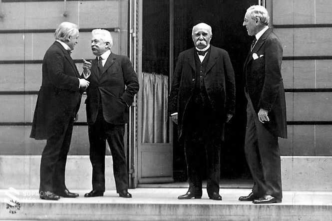 A 'békecsinálók' (balról jobbra): David Lloyd George brit, Vittorio Emanuele Orlando olasz, Georges Clemenceau francia miniszterelnök, és Thomas Woodrow Wilson amerikai elnök