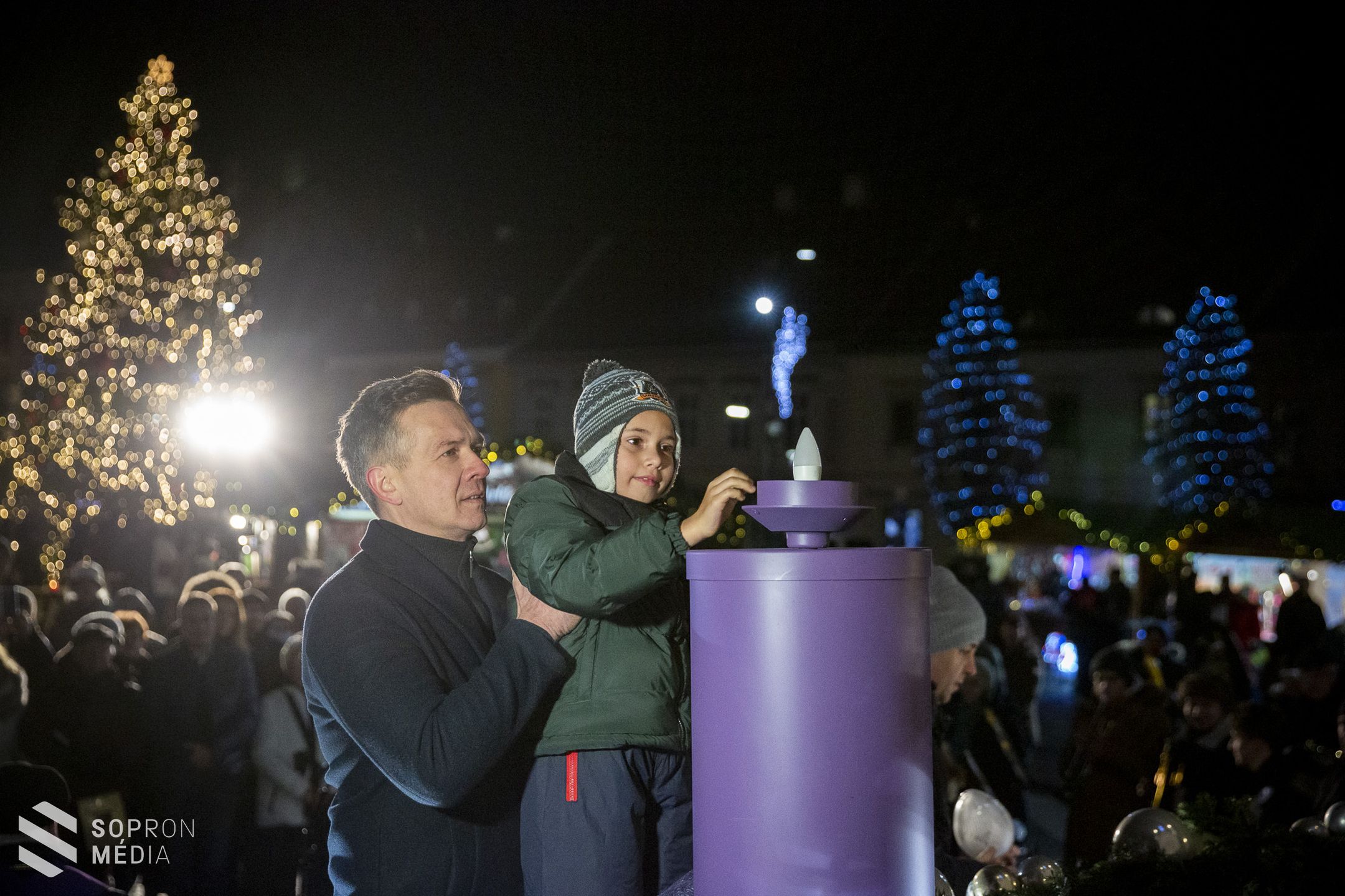 A negyedik gyertya is lángra lobbant Sopron adventi koszorúján!
