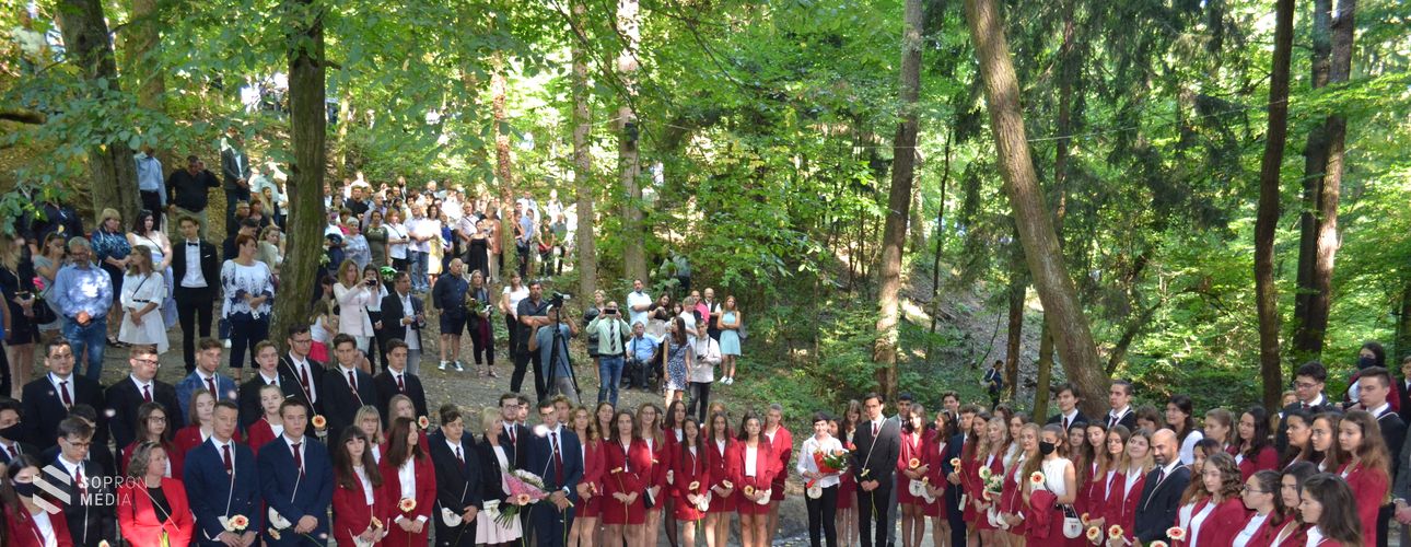 Szeptemberi ballagás a Deák-kútnál: A Líceum méltó módon engedte el az övéit

