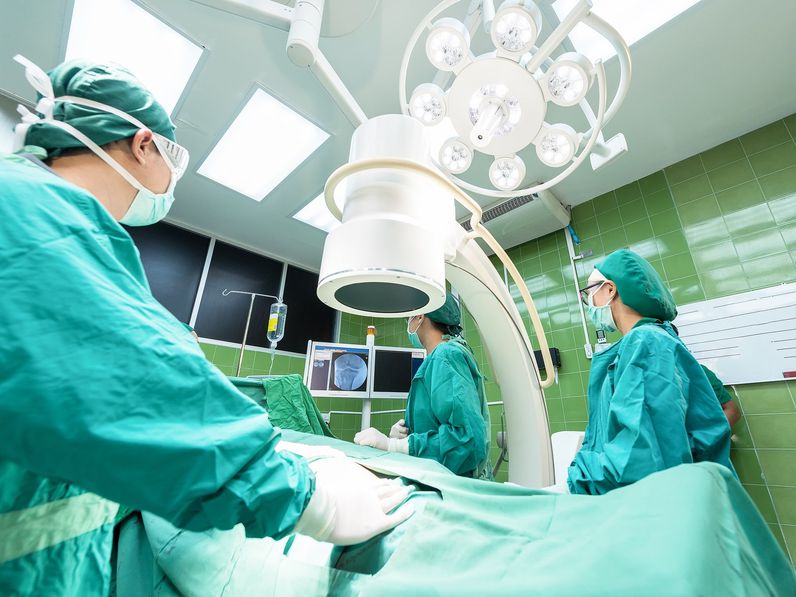 A kórházakban szüneteltetnek egyes műtéteket és vizsgálatokat