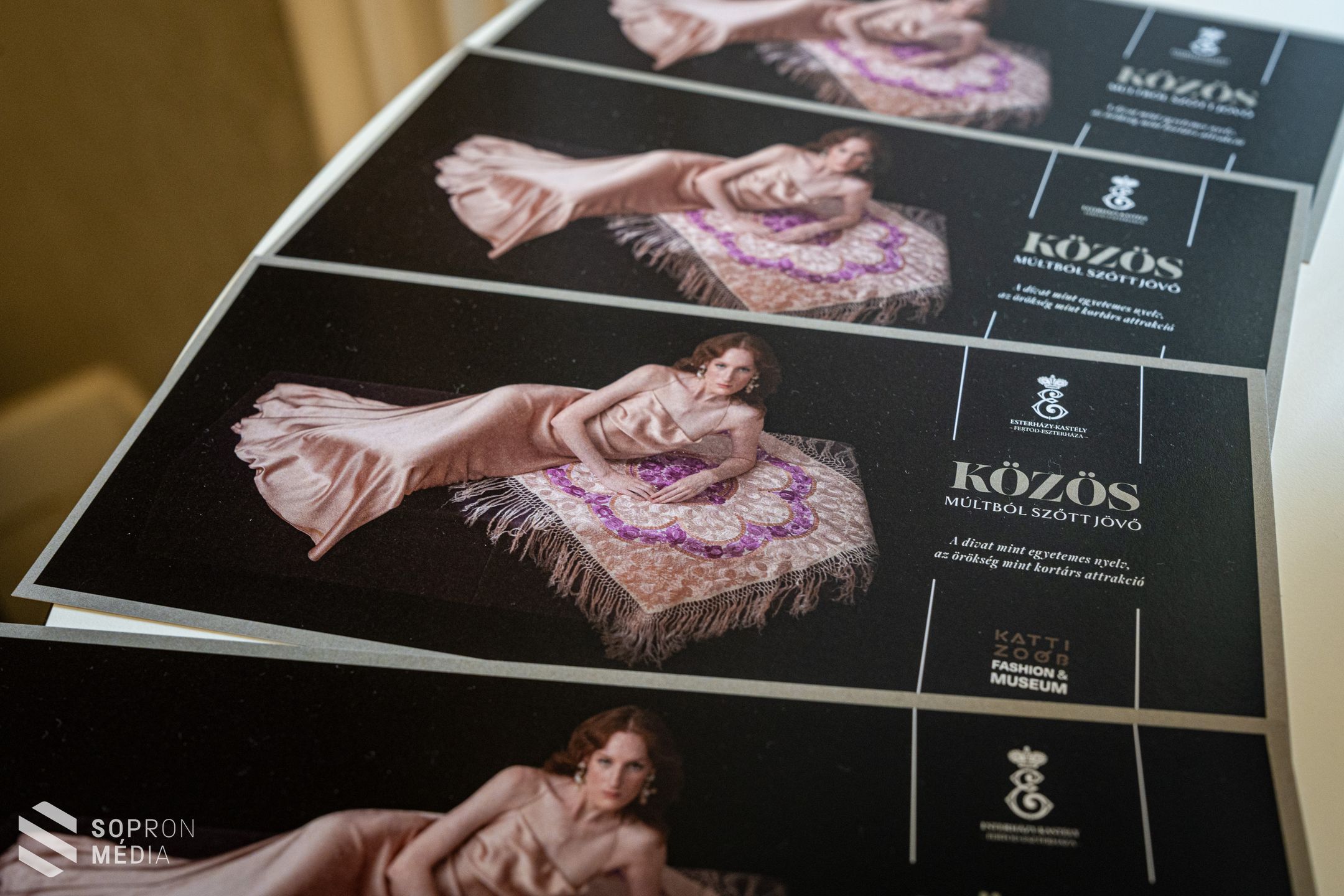 Megnyílt Zoób Kati divatkiállítása a fertődi Esterházy-kastélyban