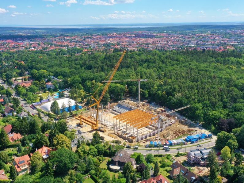 Így kerülnek a helyükre a hatalmas főtartó gerendák Sopron új uszodájában - Videóval