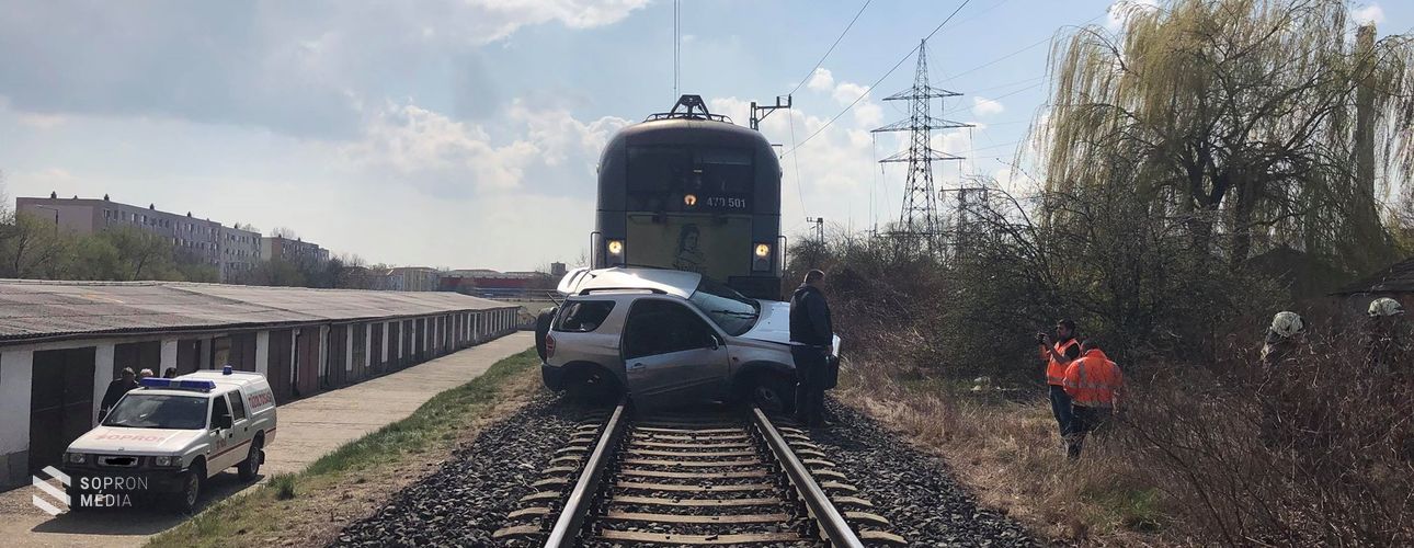 Vonat elé hajtott Sopronban