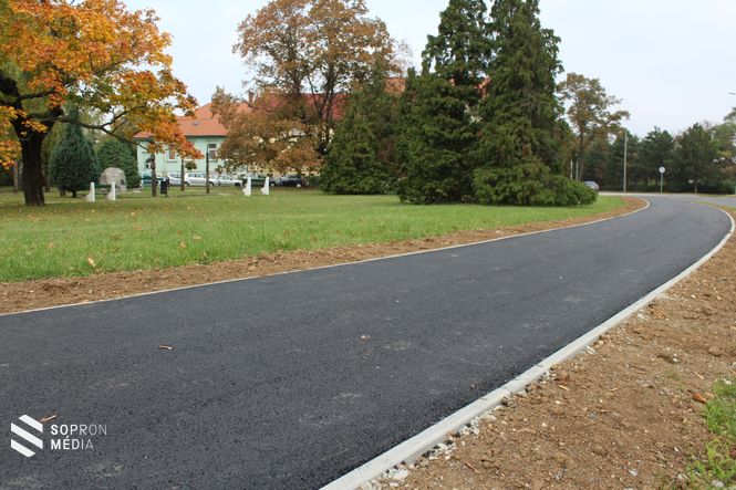 A Barűátság park melletti felújított járdaszakasz