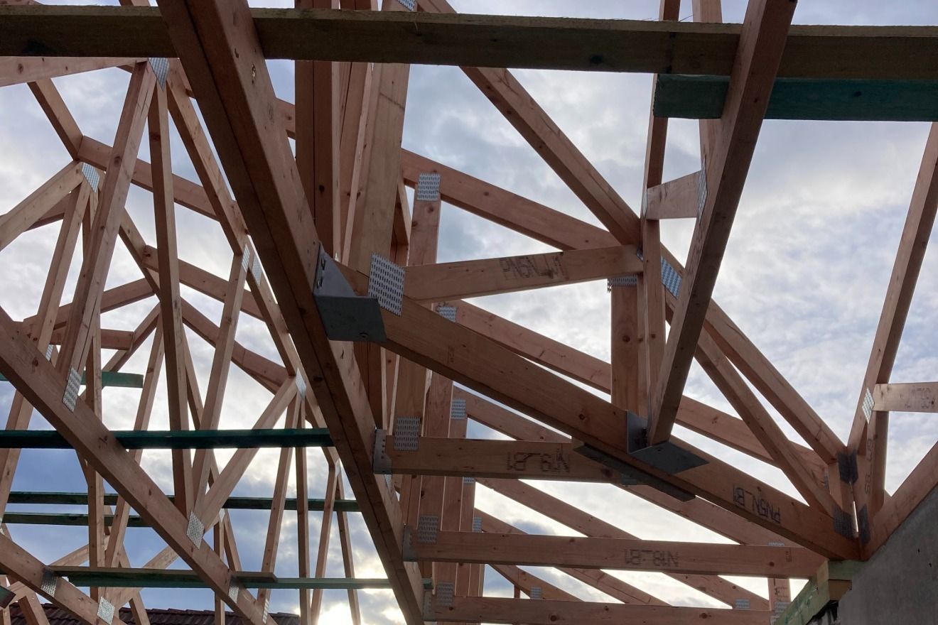 Az elkészült tetőszerkezet szállítása