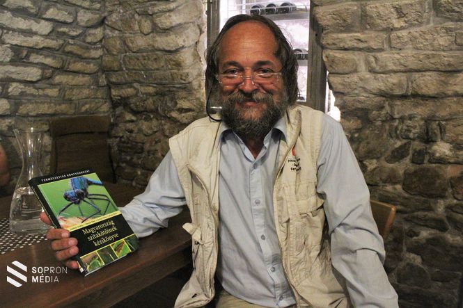 Dr. Ambrus András kötete a vizek ragadozóinak, a szitakötőknek világába repíti az olvasót