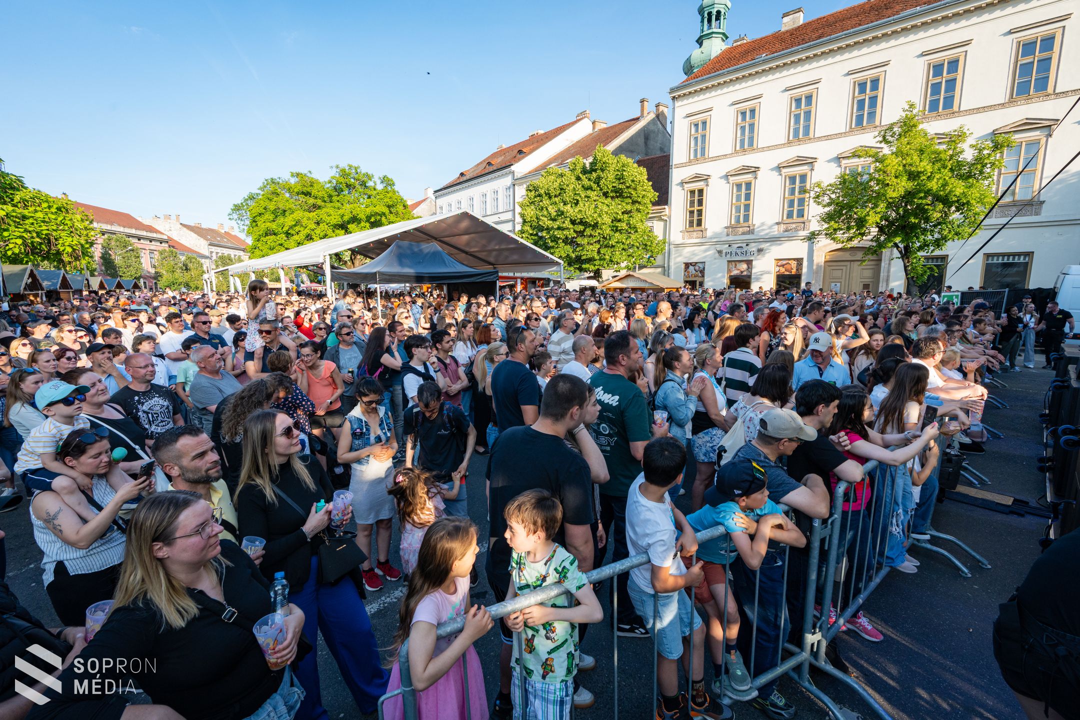 Képeken a Soproni Borünnep második napja: a fiatal tehetségektől a dallamos rockig és a jazzig