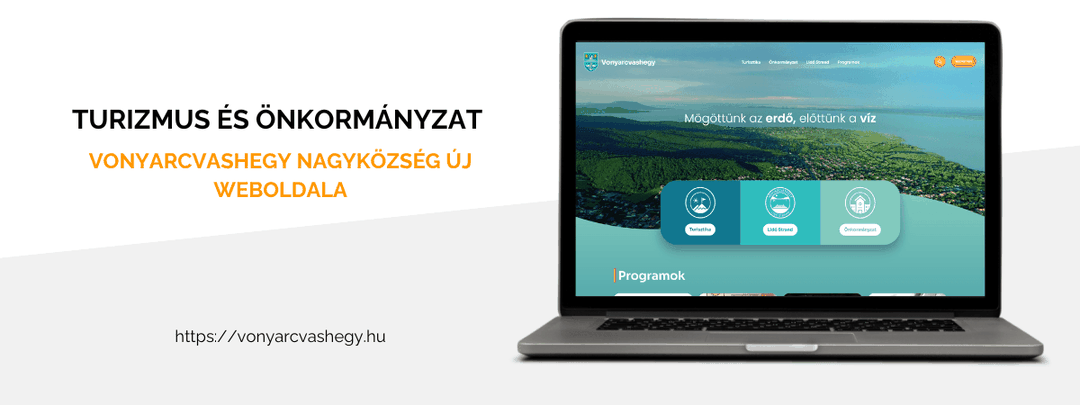Vonyarcvashegy új weboldalának nyitóoldala laptopon: „Mögöttünk az erdő, előttünk a víz” felirat, alatta a Turisztika, a Lidó Strand és az Önkormányzat gombja