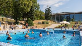 Strandok éjszakája: zenés vízitorna és táncos ritmusok a Lőver strandon