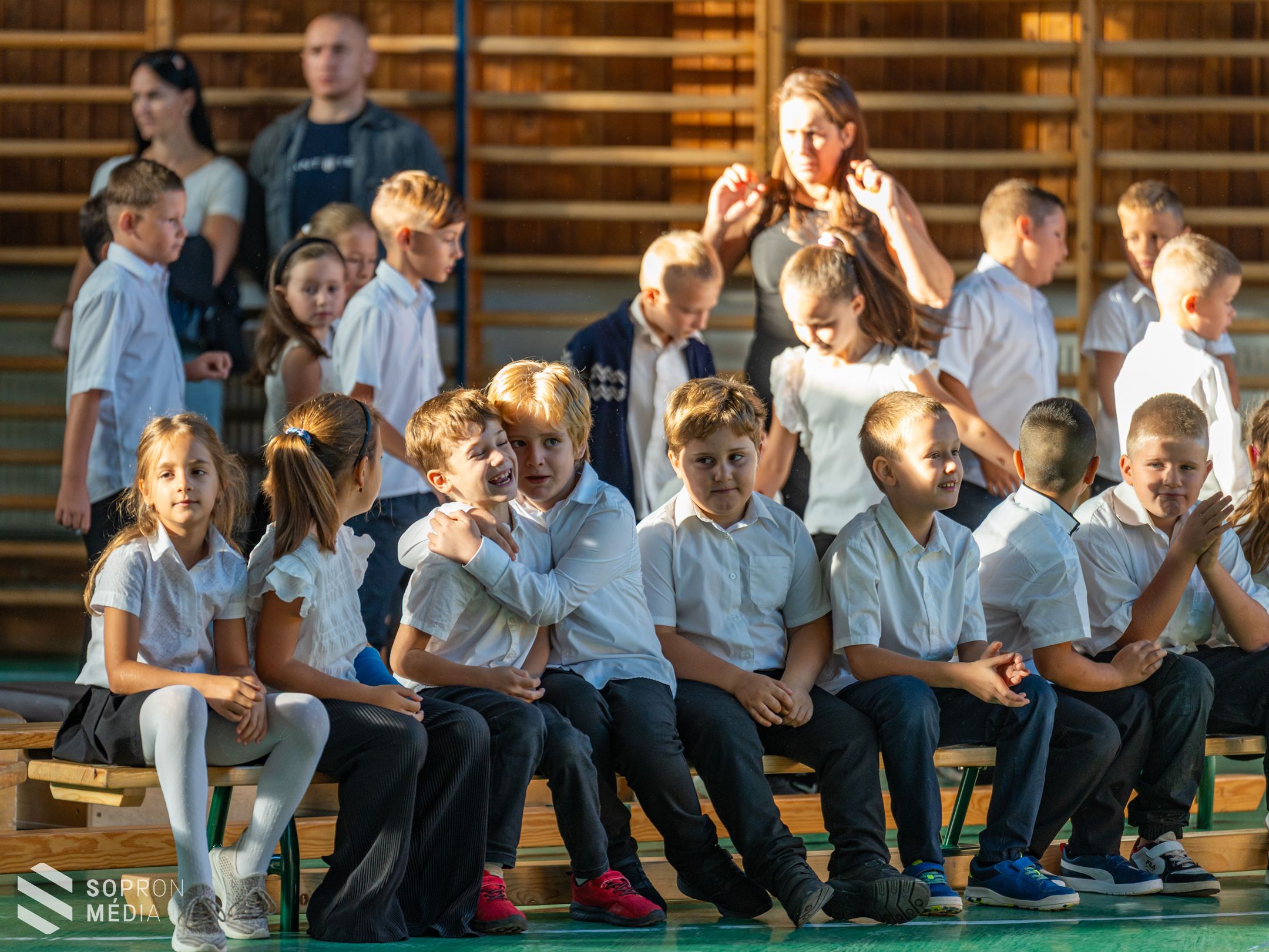 Becsengettek az iskolába a Lackner Kristóf Utcai Általános Iskolában is