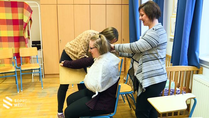 Ávár Andrea egészségügyi szakoktató fontos fogásokat mutat be a diákoknak
