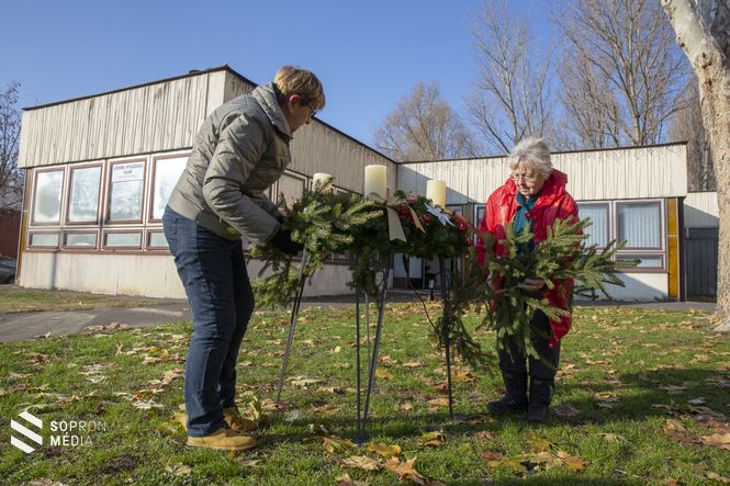 Nyugdíjasok díszítik a Jereván lakótelep adventi koszorúját