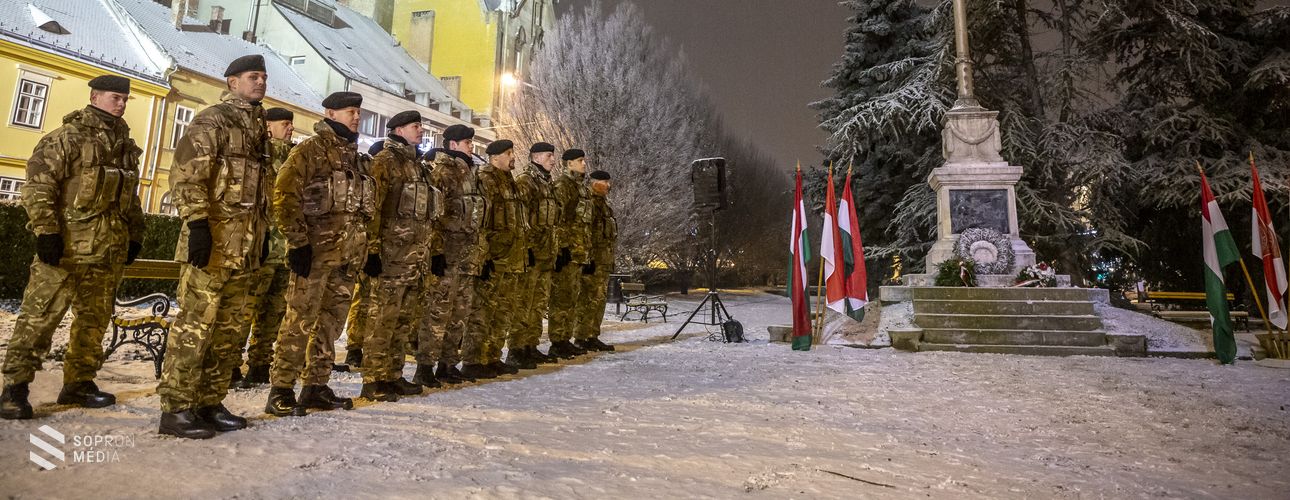 Elhelyezték a hűség koszorúját