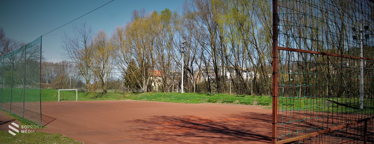 Műfüves lehet a tóparti pálya