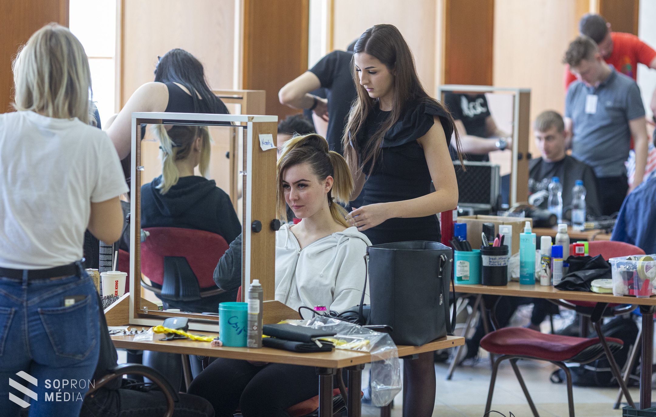 "Nincsen itt tér, nincsen itt időköz" címmel tartották meg a Handler -divatgálát