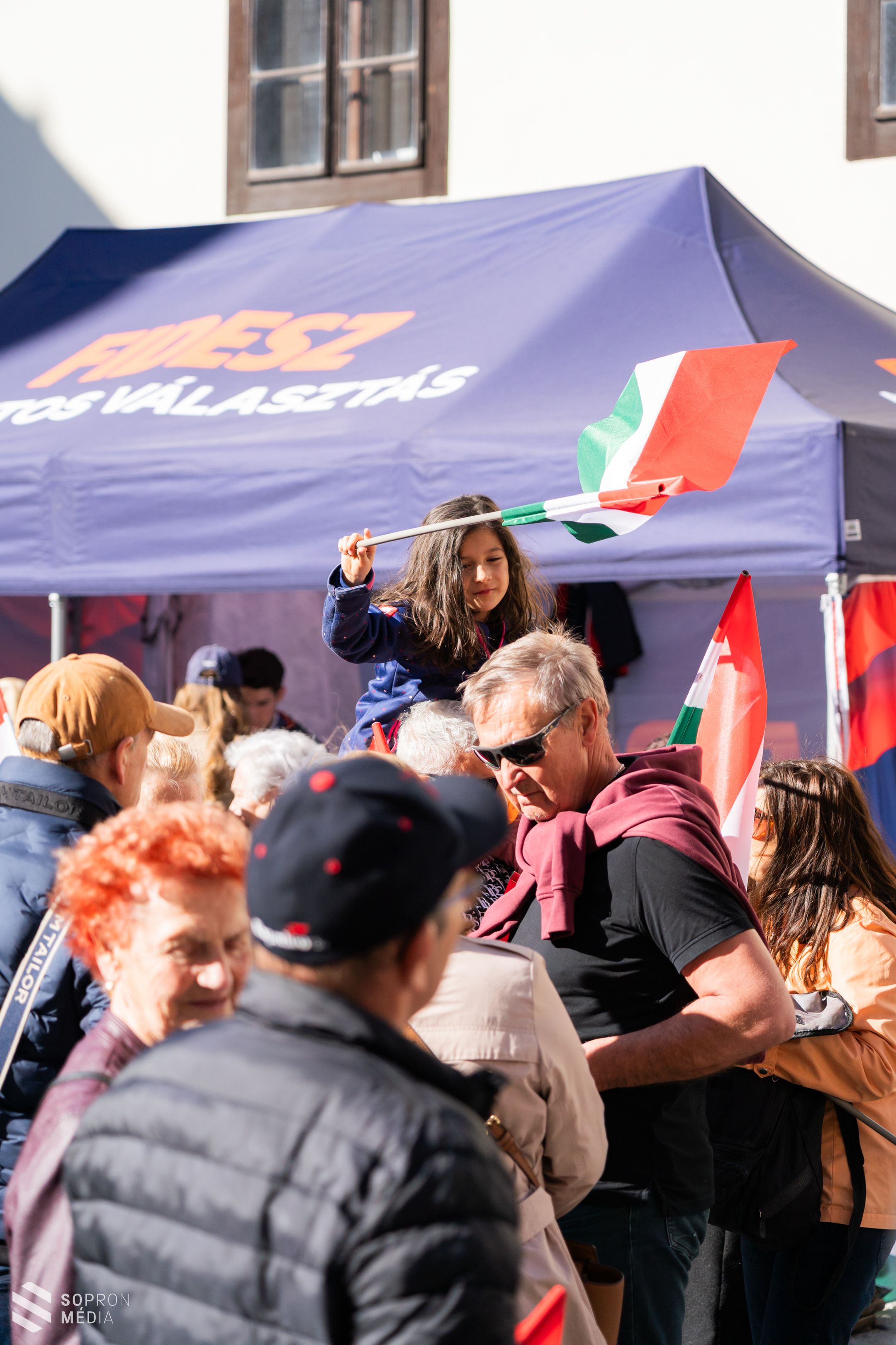 Békemenet vezette fel Orbán Viktor nagygyűlését Sopronban - rengetegen érkeztek a Fő térre