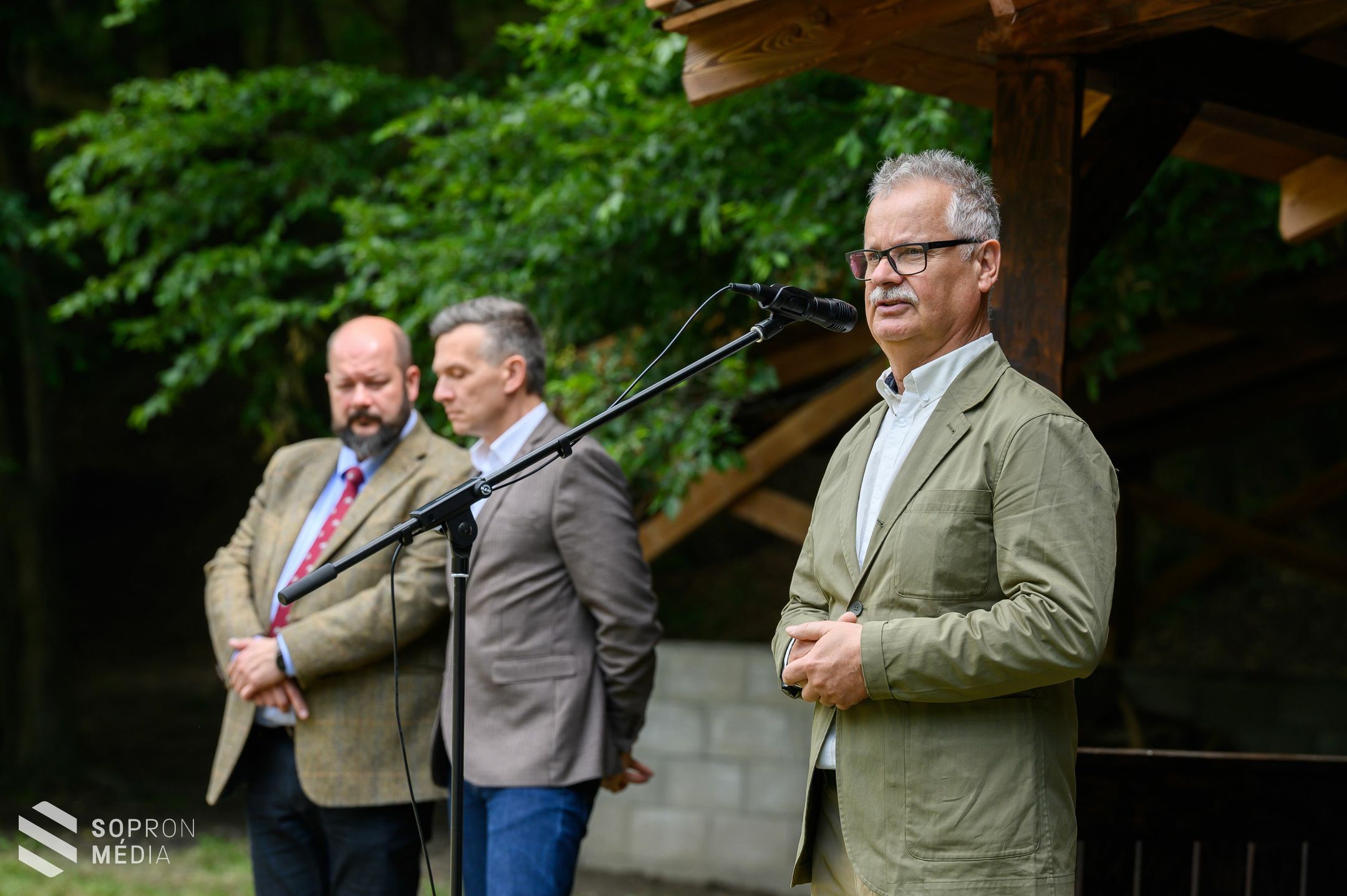 Átadták a felújított Brennberg-völgyi autóspihenőt