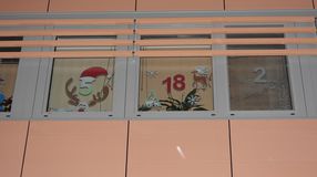 Adventi kalendárium a felújított soproni vasútállomás ablakaiban