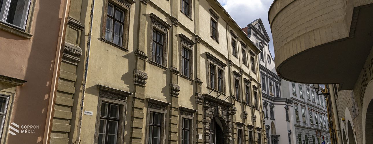 Torzpofa a kapu felett - A soproni Szent György utca 7. számú palota és egykori tulajdonosának fordulatos története