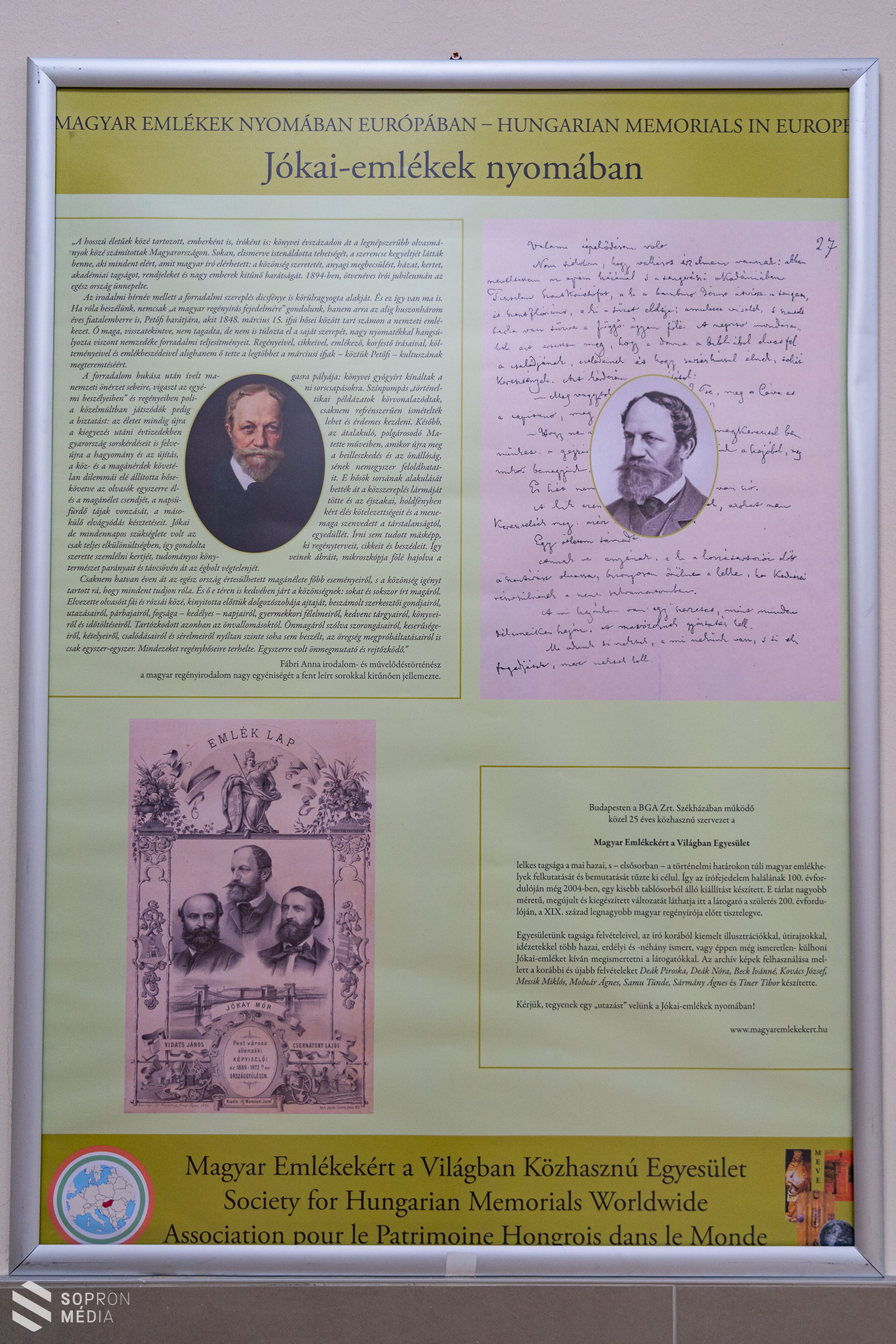 „Jókai emlékek a világan” címmel nyílt kiállítás a Szent Orsolya Római Katolikus Gimnázium alulájában