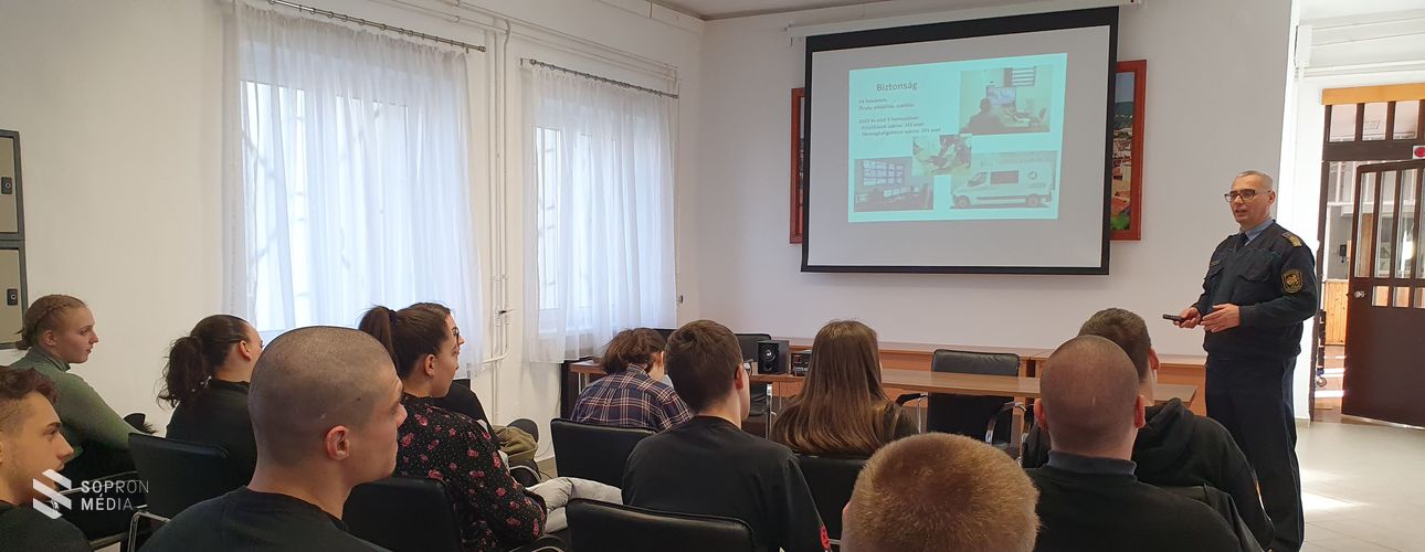 Édesapját látogatta meg a soproni diáklány a börtönben