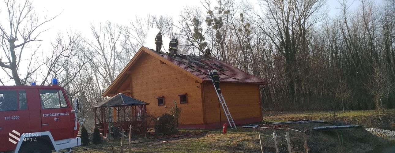 Lángra kapott egy ház tetőszerkezete Fertőszentmiklóson