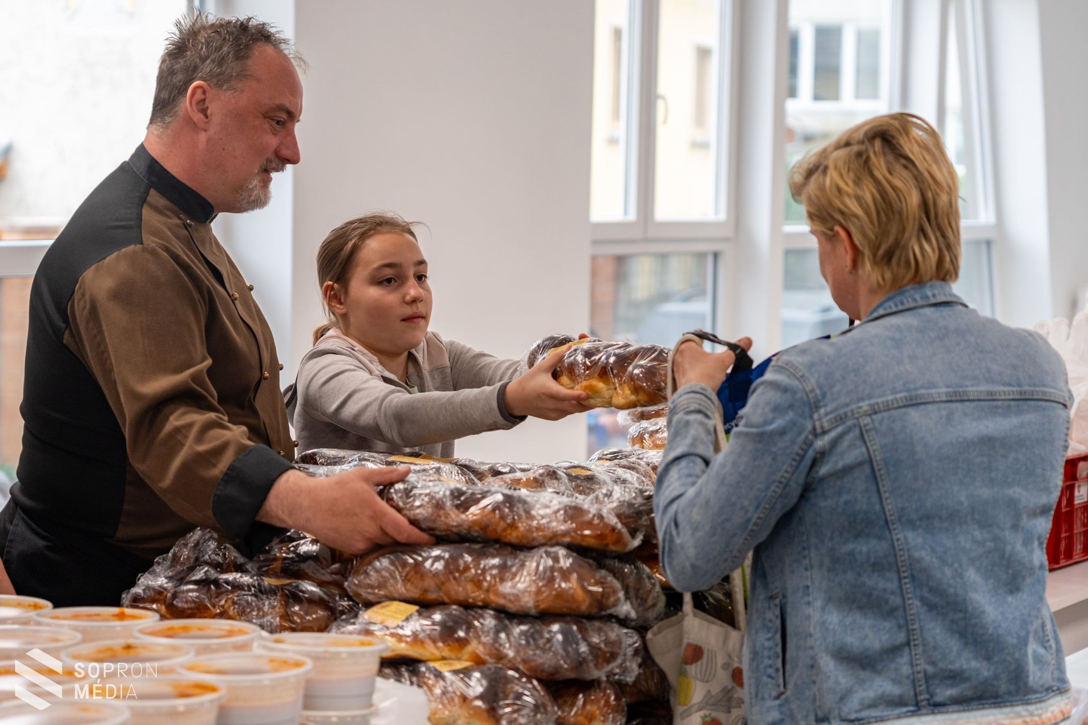 Húsvéti ételosztás a rászorulóknak