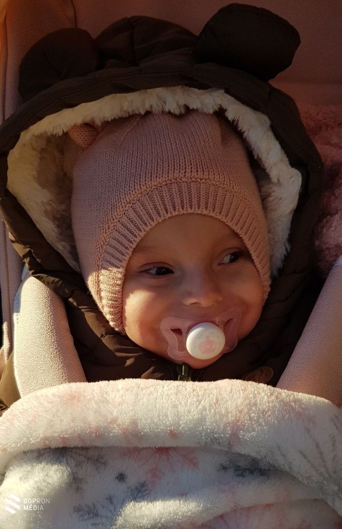 68 centiméter és 6 kiló Timike a második születésnapján 