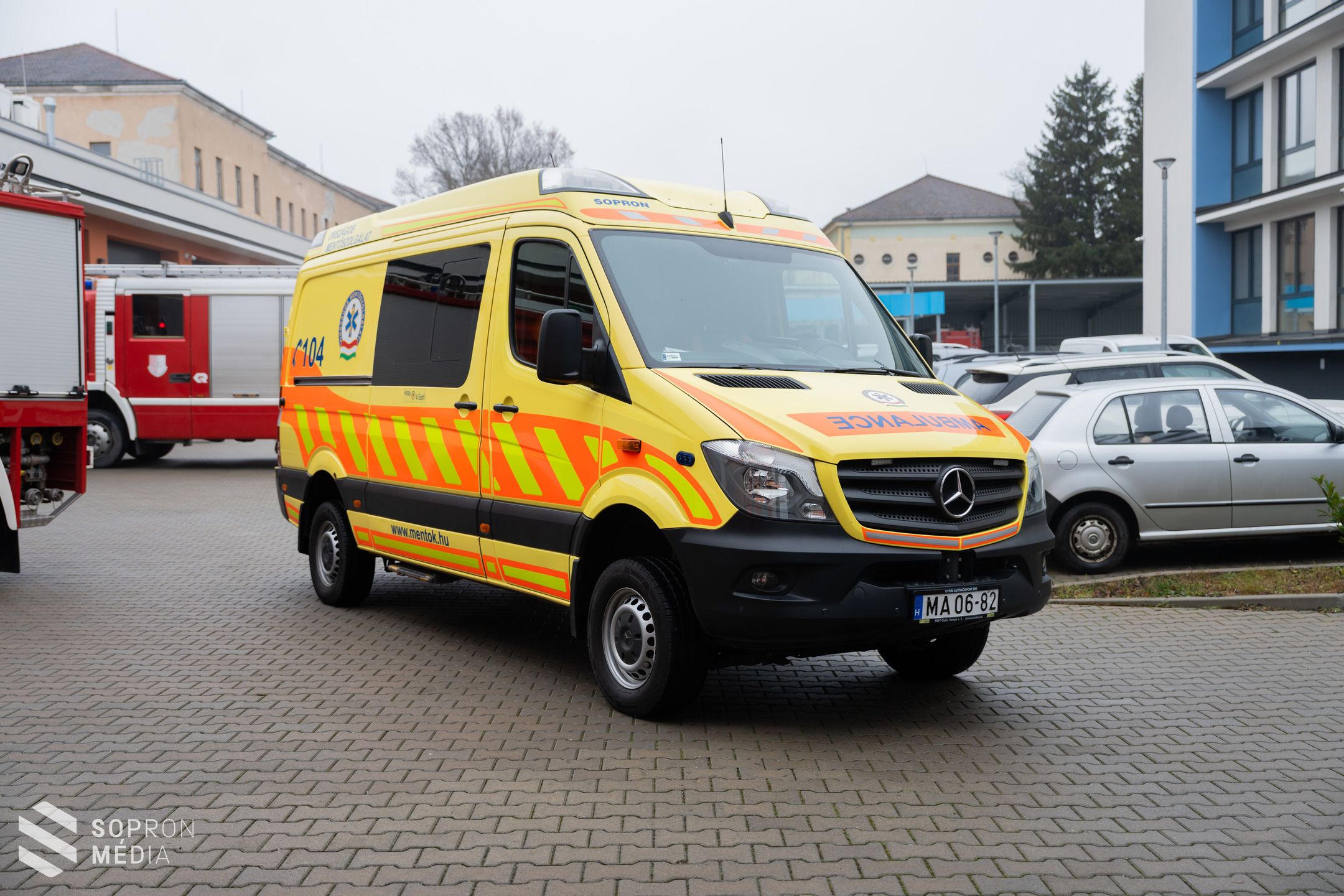 Bejglivel köszönték meg a cukrásztanulók a mentők és tűzoltók munkáját