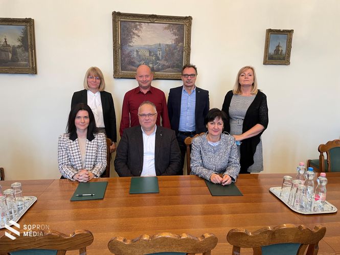 Vörös Zsuzsa, a kidea ügyvezetője, Prof. dr. Fábián Attila, a Soproni Egyetem rektora, Kozák Tamásné, a Lewinszky Anna Gyakorló Óvoda vezetője