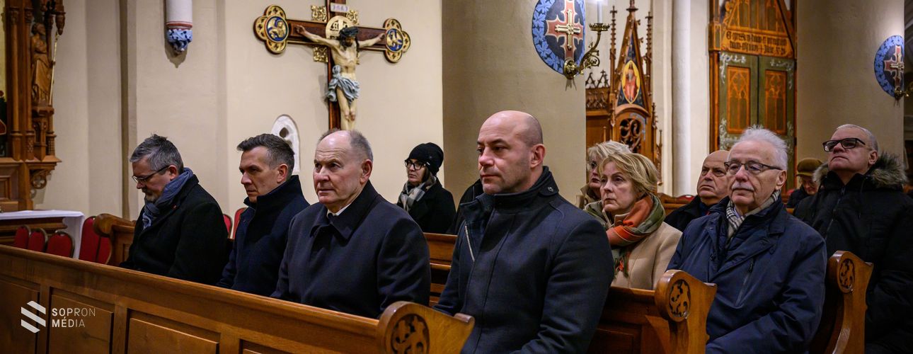 Dr. Veres András megyéspüspök celebrálta a hűség napi szentmisét