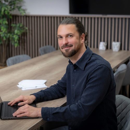 Kolléga laptopon dolgozik a tárgyalóban
