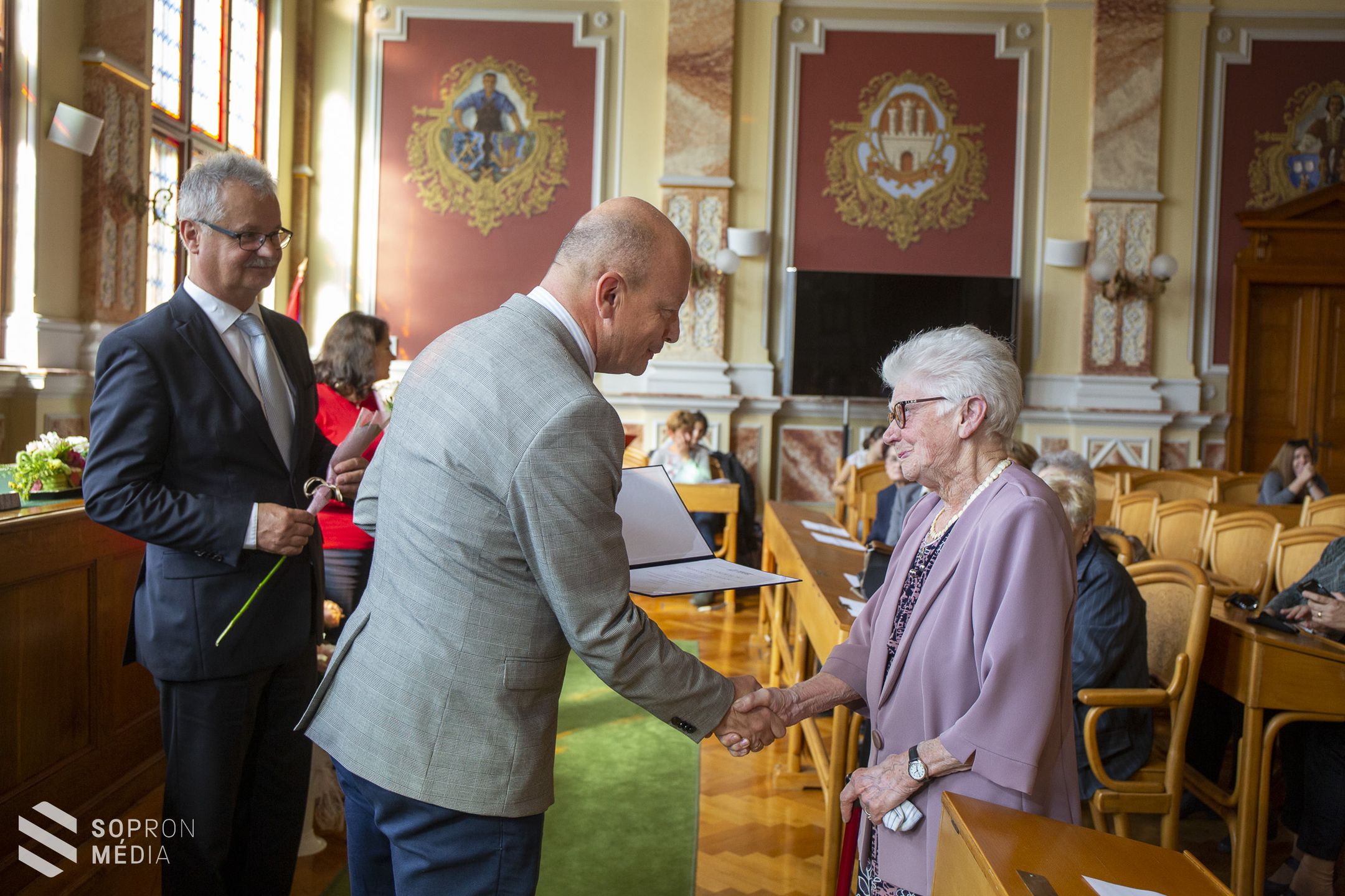 Emlékdiplomák a pedagógusoknak