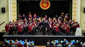 Telt ház előtt tartotta meg szilveszteri koncertjét Sopron Város Fúvószenekara 