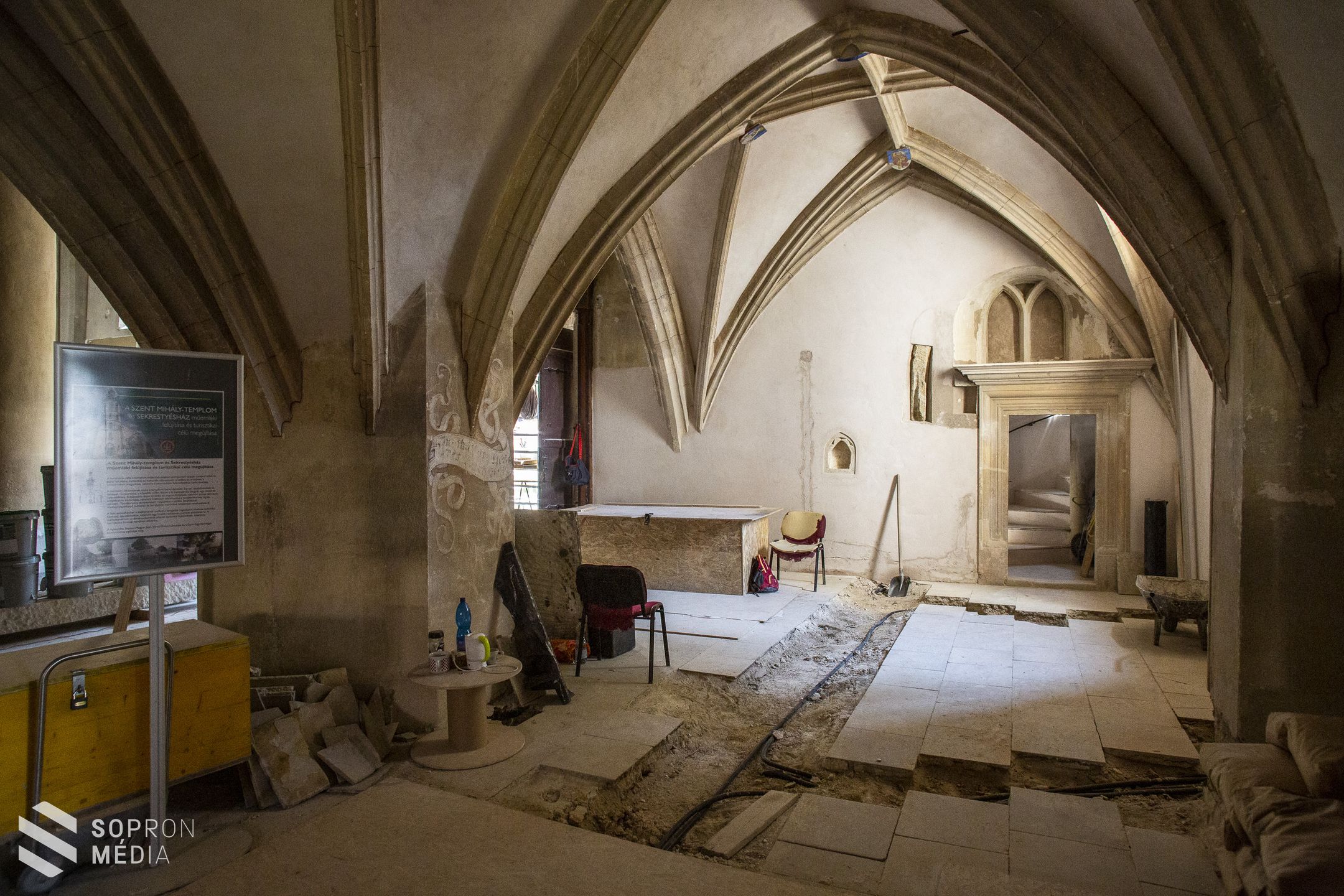 Jól haladnak a munkálatok a Szent Mihály-templomban