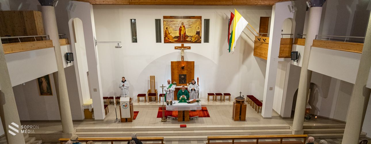 Megáldották a házaspárokat a Soproni Szent Imre Katolikus Plébánián