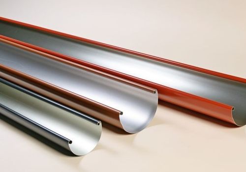 Farbiges Rinnensystem aus Aluminium mit Flansch