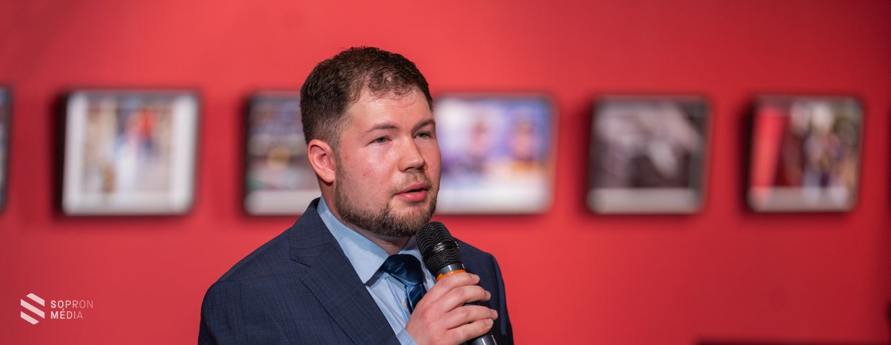 „Számíts a kiszámíthatatlanra!” – Tóth Zsombor Forma–1-es kiállítását tekinthetik meg Sopronban