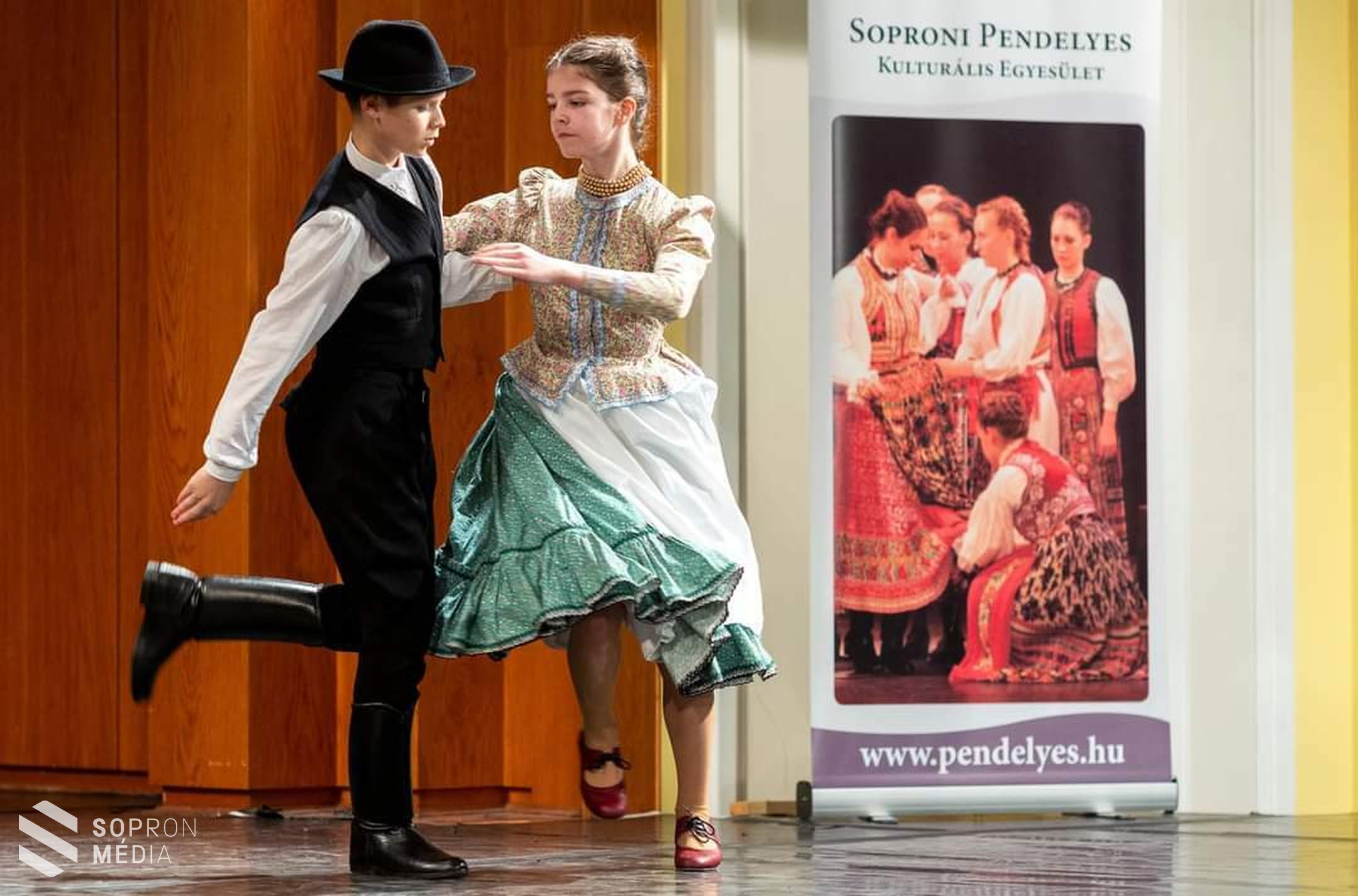 Néptáncvetélkedőt tartottak a Liszt Központban
