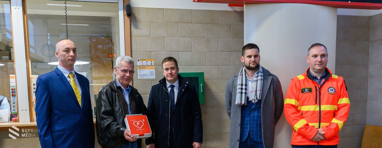 Új defibrillátorral gazdagodott a soproni autóbuszállomás!