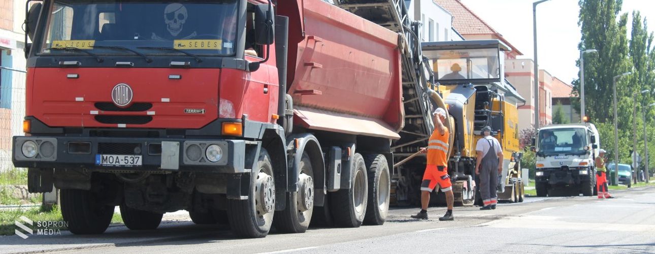 Aszfaltozás miatt lesz forgalomkorlátozás a Vasvári Pál utcában